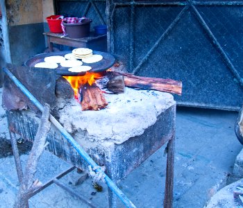 Tortillas savadorenas hechas a mano al carbon en El Salvador