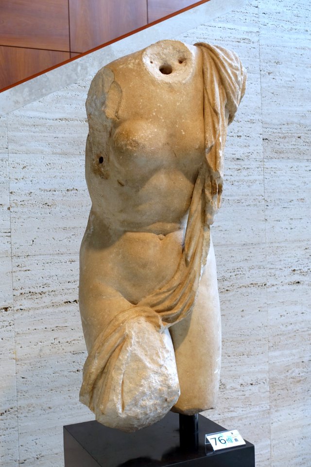 Torso of Aphrodite, Roman period, c. 2nd century AD, marble - Matsuoka Museum of Art - Tokyo, Japan - DSC07430