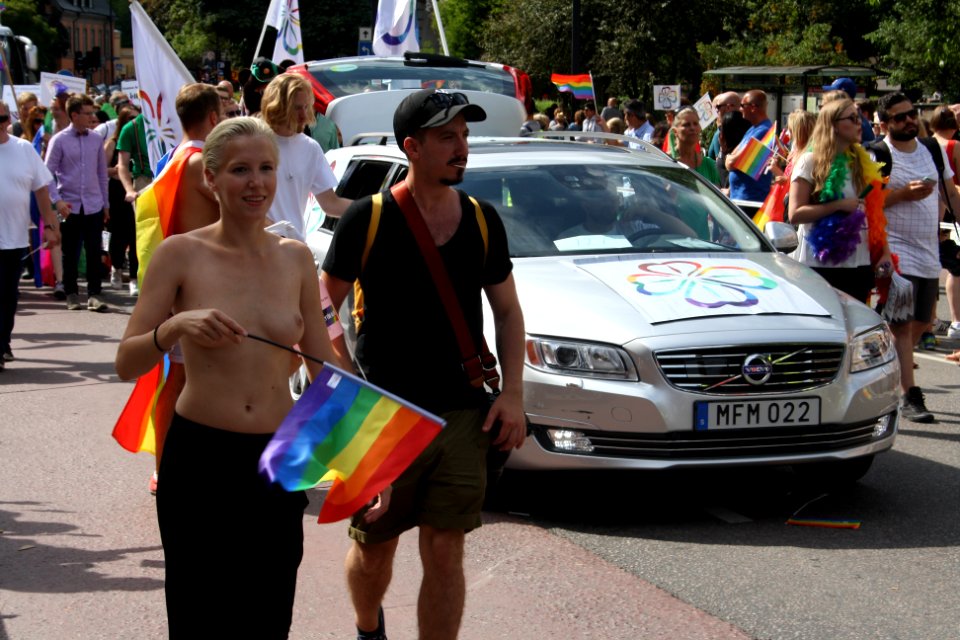 Topless kvinna Stockholm Pride 2016