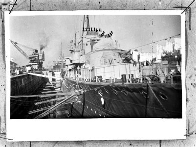 Torpedobootjager Hr. Ms. Isaac Sweers in dok 'ergens in Engeland, Bestanddeelnr 934-9828
