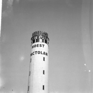 Toren met tekst Nederland Ontwapent bij Naarden, Bestanddeelnr 918-0576