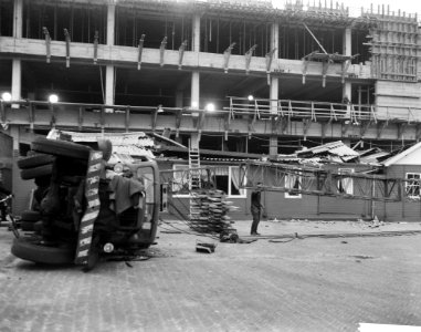 Torenkraan stort om op Stadionplein, Bestanddeelnr 913-3073