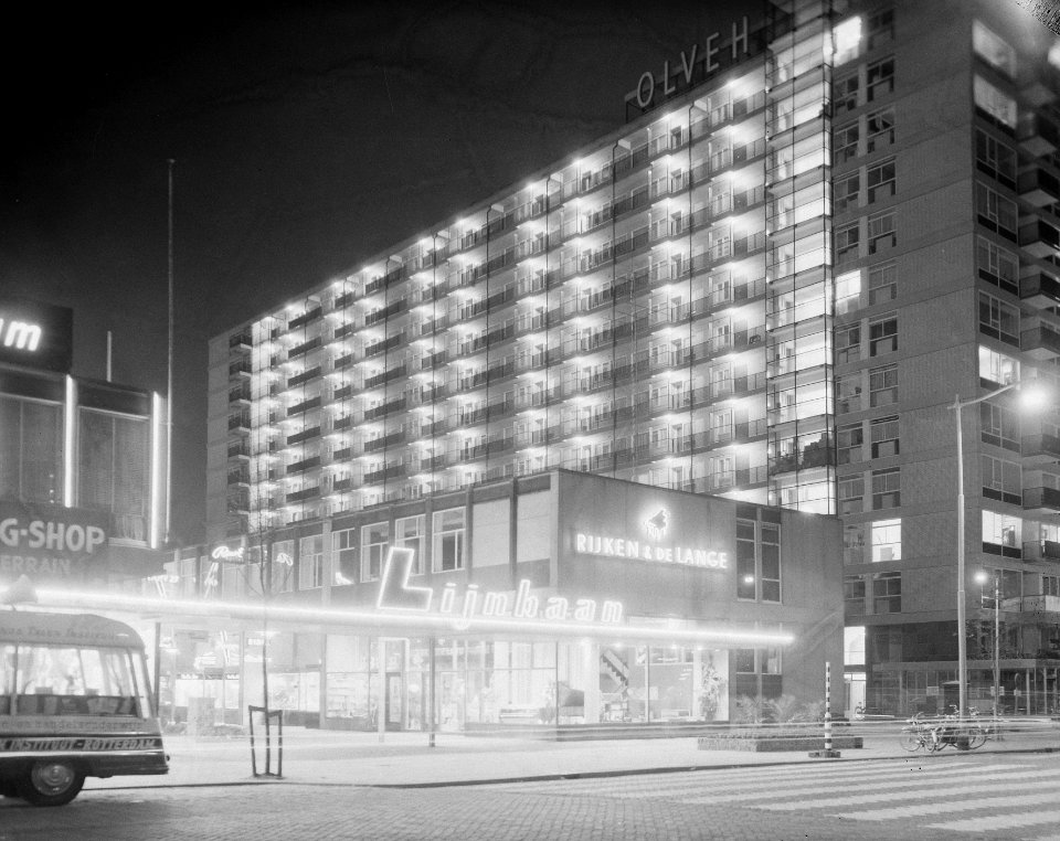 Torenflatgebouwen in het Lijnbaankwartier bij avond te Rotterdam aangetast, Bestanddeelnr 908-8155