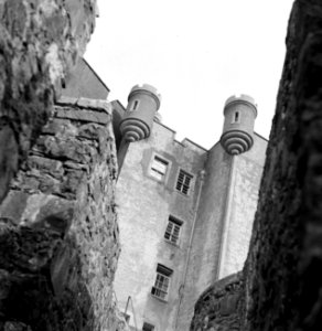 Torentjes aan de gevel van Dunvegan Castle, een veertiende eeuws kasteel op het , Bestanddeelnr 252-0163