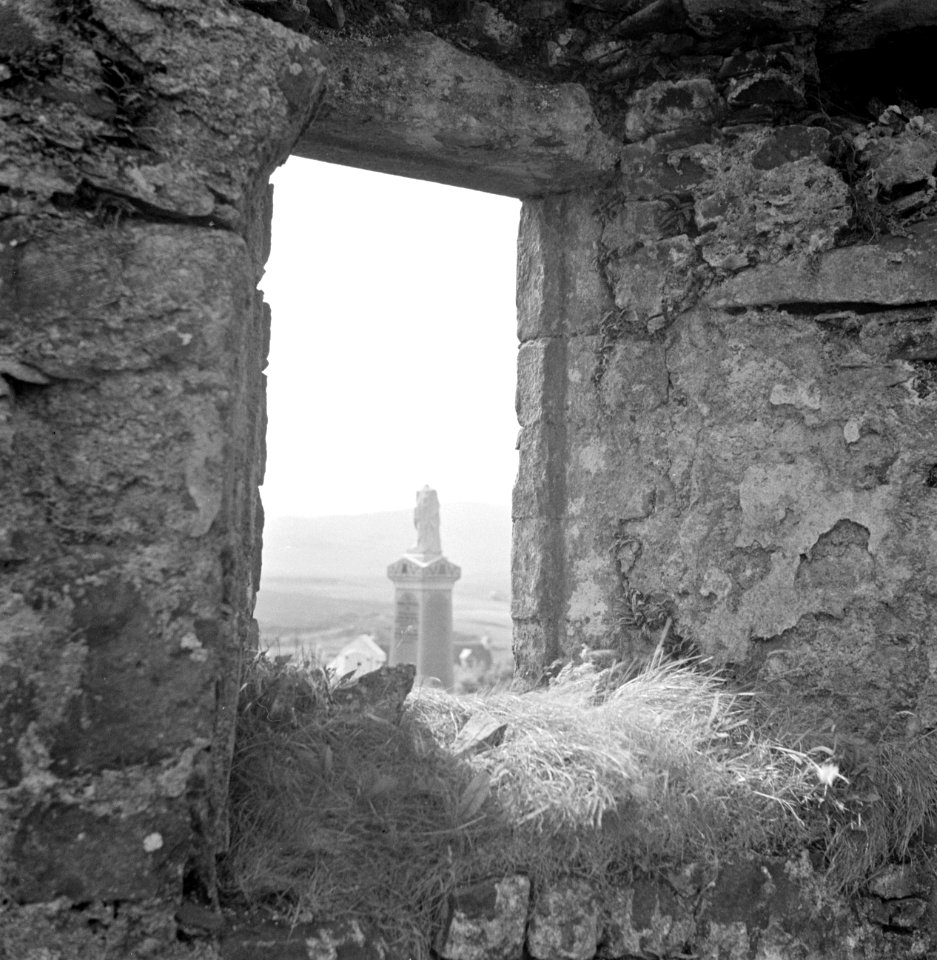 Torentje gezien door een opening in de kasteelmuur van Dunvegan Castle, een veer, Bestanddeelnr 252-0167