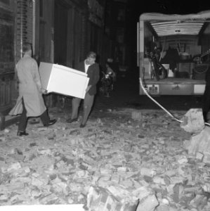 Topgevel met hijsbalk kwam naar beneden bij een verhuizing bij avond op Waterloo, Bestanddeelnr 916-2483