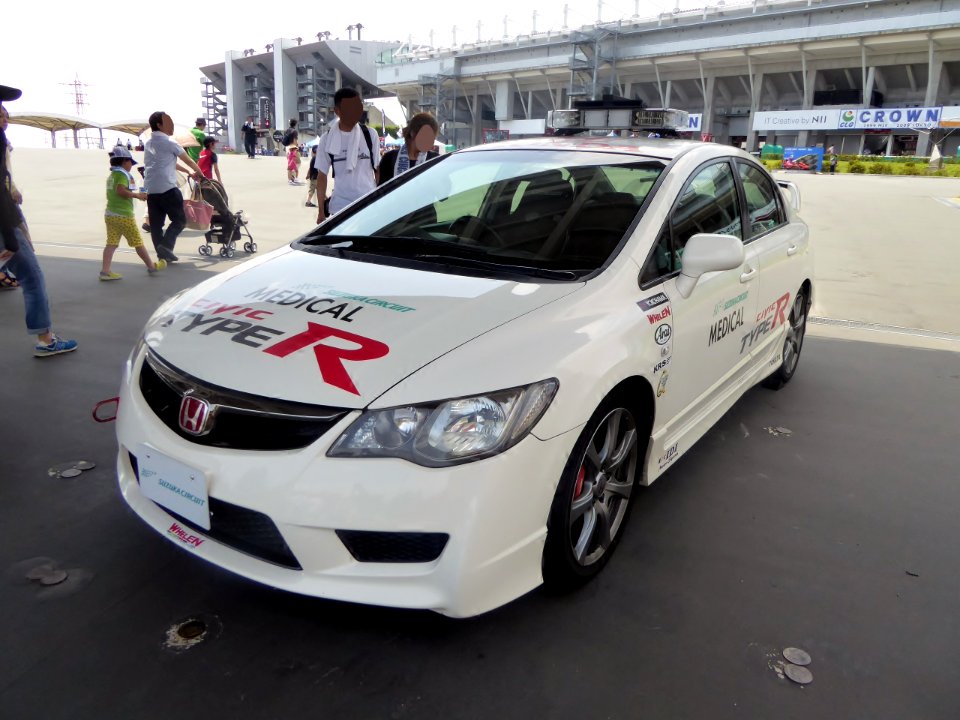 The frontview of Honda CIVIC TYPE R (FD2) as a medical car of Suzuka Circuit