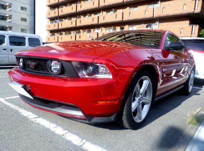 The frontview of Ford MUSTANG V V8 GT Coupé Premium