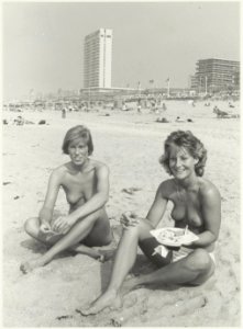 Topless op het Zandvoortse strand met flats op de boulevard. NL-HlmNHA 54005251