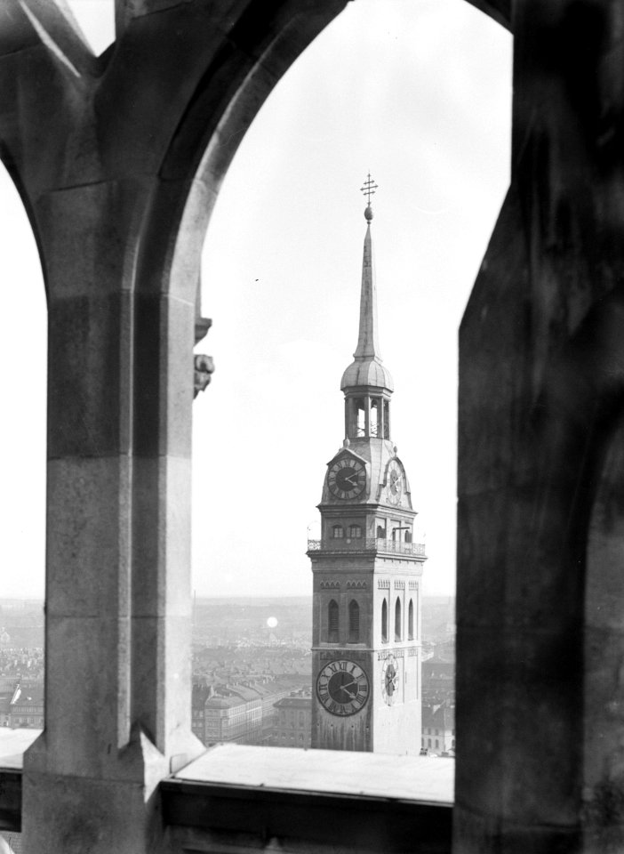 Toren van de Skt Peter Kirche gezien vanuit de toren van het Neues Rathaus, Bestanddeelnr 190-1398