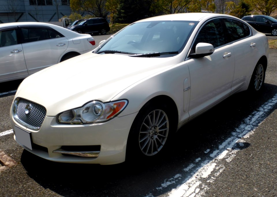 The frontview of Jaguar XF 3.0 Luxury