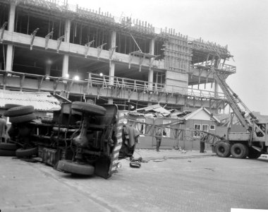 Torenkraan stort om op Stadionplein, Bestanddeelnr 913-3074