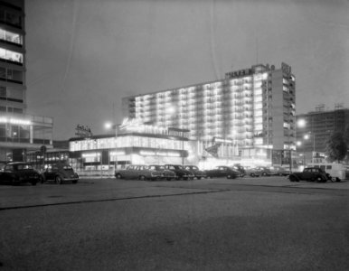 Torenflatgebouwen in het Lijnbaankwartier bij avond te Rotterdam aangetast, Bestanddeelnr 908-8156