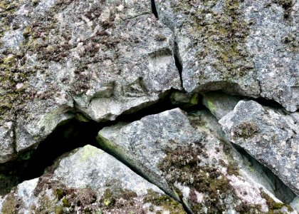 Tors stenar sprickor