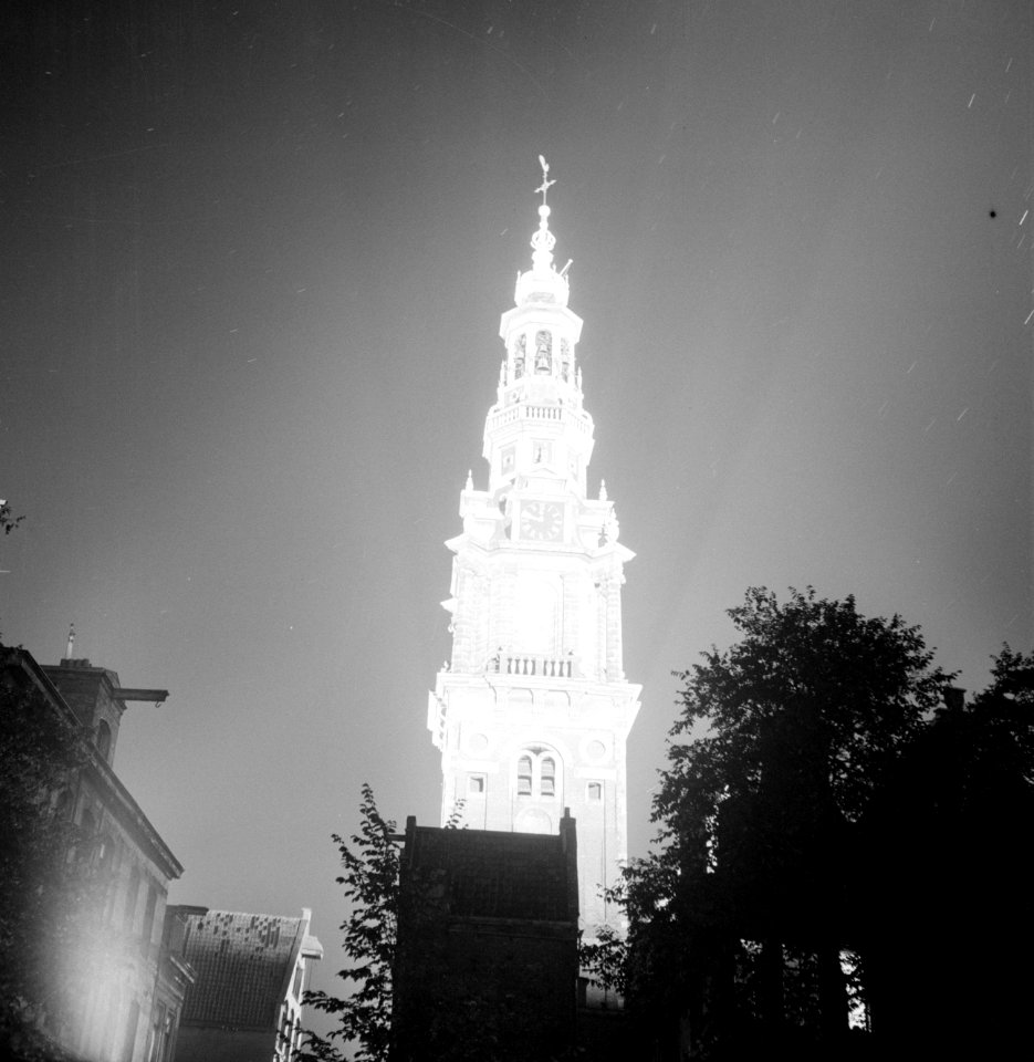 Toren van de Zuiderkerk in Amsterdam in feestverkichting i.v.m. de inhuldiging v, Bestanddeelnr 255-7082
