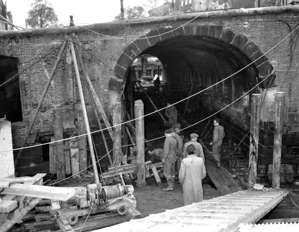 Torensluisbrug over Singel, oudste welfbrug van Amsterdam wordt gerestaureerd, Bestanddeelnr 912-2781