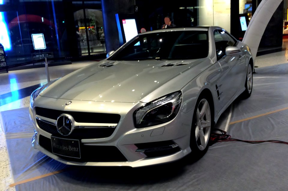 The frontview of Mercedes-Benz SL550 (R231) with her roof closed