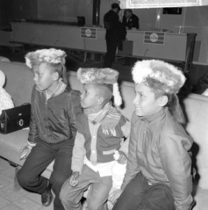 Toppi Kelientji (konijnenmuts) rage in Indonesie, jongens met mutsjes op op Schiphol, Bestanddeelnr 917-2120