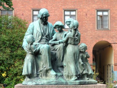 Topelius and children - DSC05589