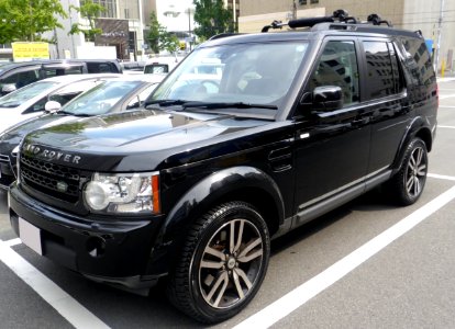 The frontview of LAND ROVER DISCOVERY 4 SE Black Edition photo