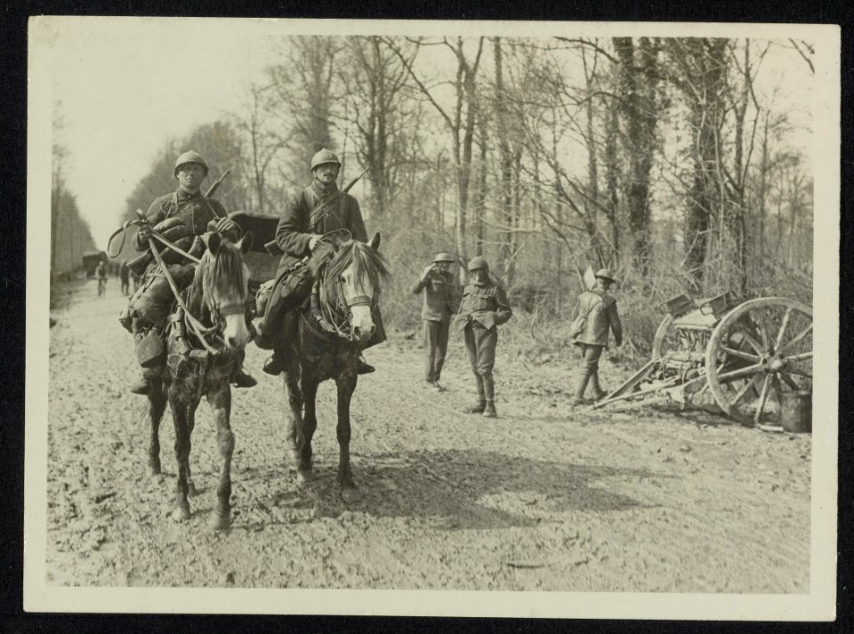 The German offensive. A couple of French cavalrymen moving up through the Britis, Bestanddeelnr 158-1199