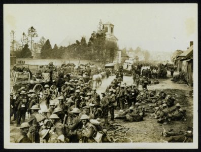 The German Offensive. British troops taking a rest in a village after being in a, Bestanddeelnr 158-0747