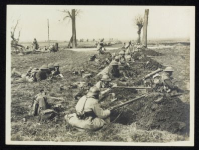 The German Offensive. British and French alongside each other waiting for the Bo, Bestanddeelnr 158-1179