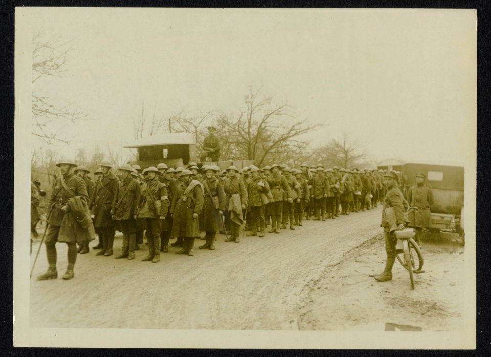 The German offensive. Men of the Royal Army Medical Corps on the road on their w, Bestanddeelnr 158-1196