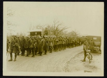 The German offensive. Men of the Royal Army Medical Corps on the road on their w, Bestanddeelnr 158-1196