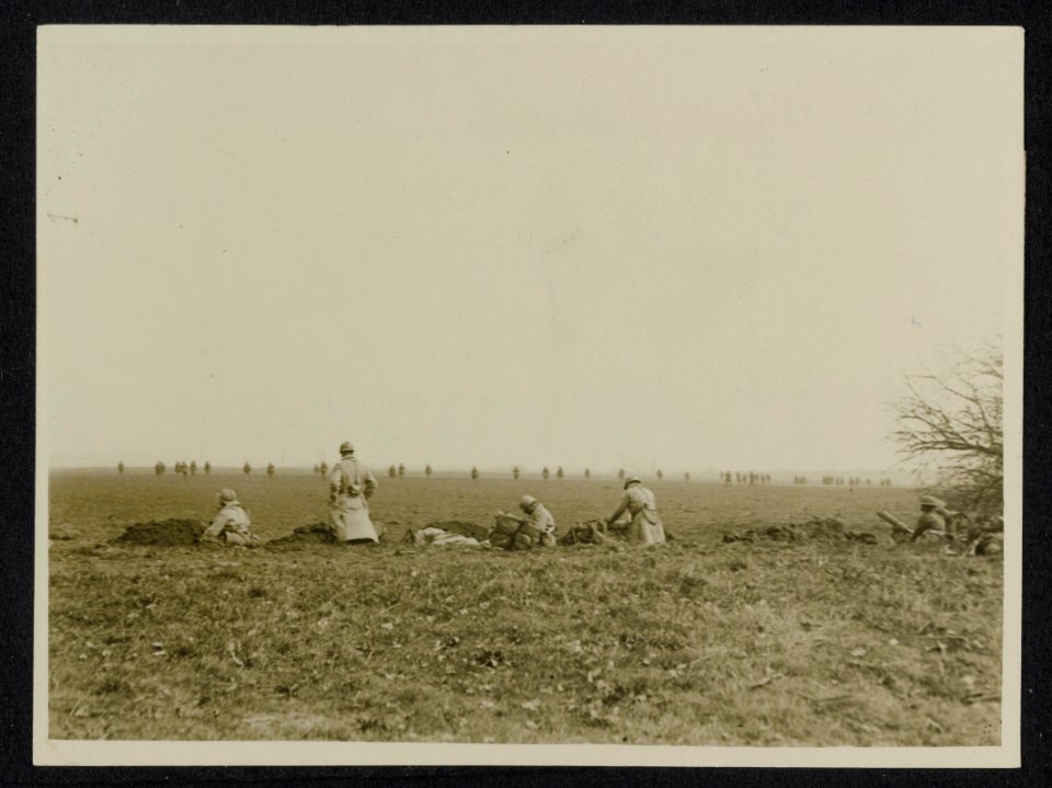 The German Offensive. British troops advancing over open country to meet the Boc, Bestanddeelnr 158-1177