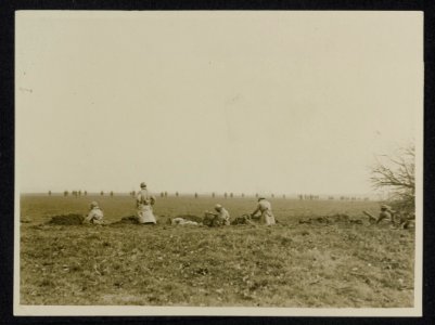 The German Offensive. British troops advancing over open country to meet the Boc, Bestanddeelnr 158-1177