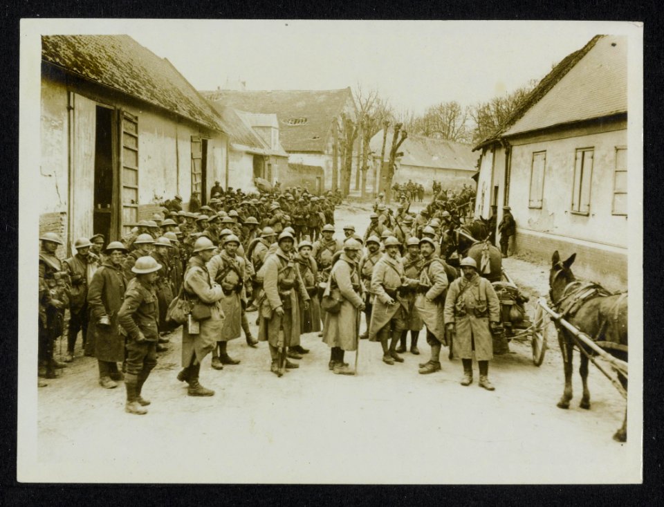The German Offensive. British and French waiting together to go into the line, Bestanddeelnr 158-1183
