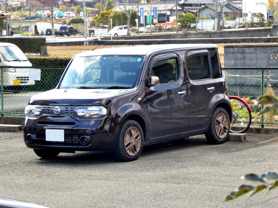 The frontview of Nissan Cube 15X 80th Special Color Limited (Z12)