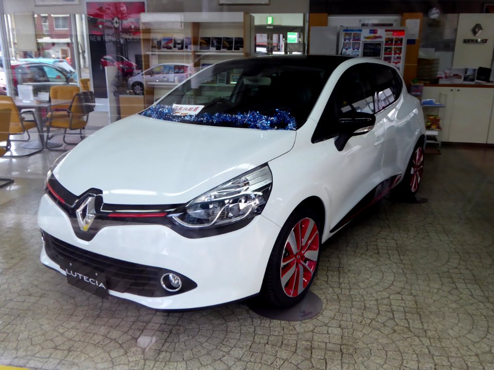 The frontview of Renault LUTECIA IV CLAIRE