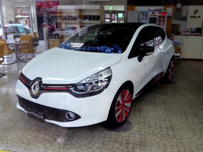 The frontview of Renault LUTECIA IV CLAIRE