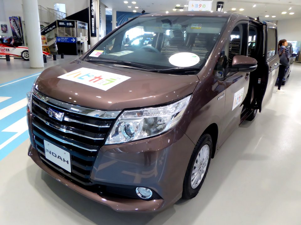 The frontview of Toyota NOAH HYBRID G (ZWR80G)