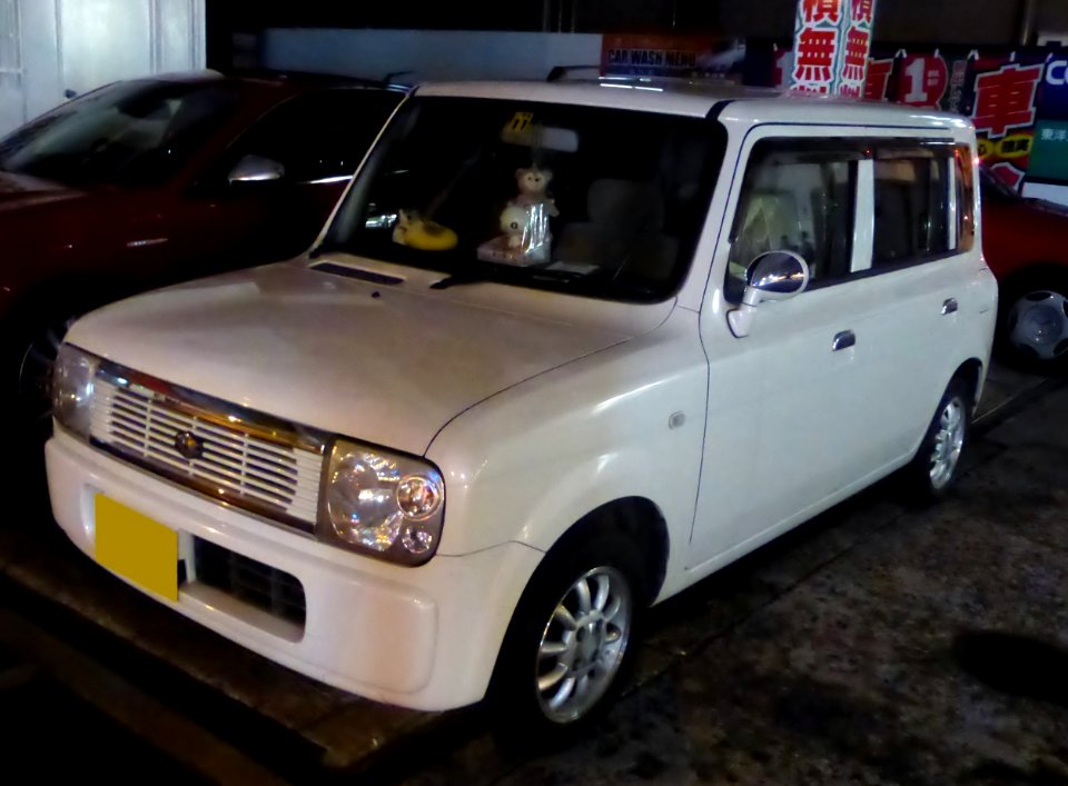 The frontview of Suzuki ALTO LAPIN L (HE21S) at night