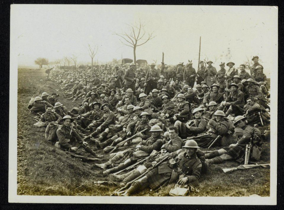The German offensive. South African Scottish resting by the roadside after their, Bestanddeelnr 158-1192