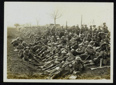 The German offensive. South African Scottish resting by the roadside after their, Bestanddeelnr 158-1192