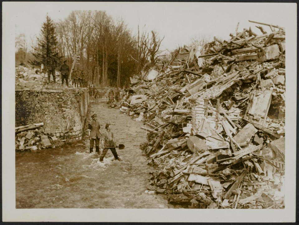 The Germans destroyed the beautiful chateau of Caulincourt and blew it into the…, Bestanddeelnr 158-2825