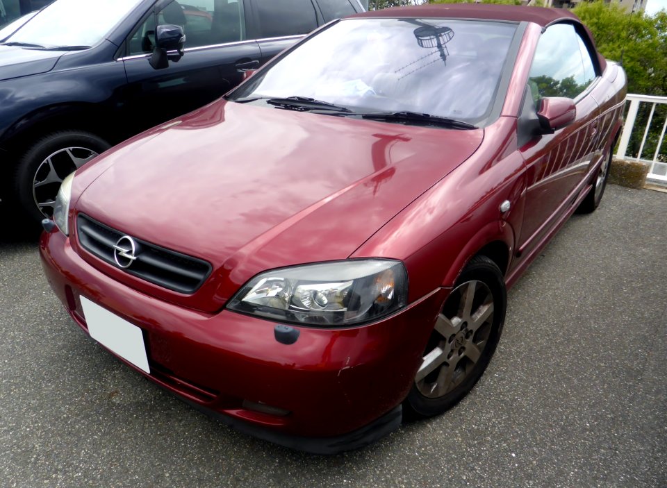 The frontview of OPEL ASTRA G 2.2 CABRIO