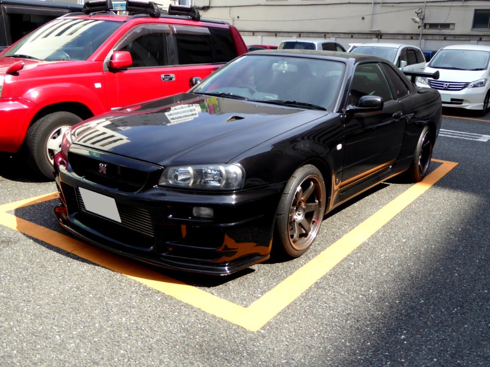 The frontview of Nissan SKYLINE GT-R V-spec II (BNR34) with TE37 wheel