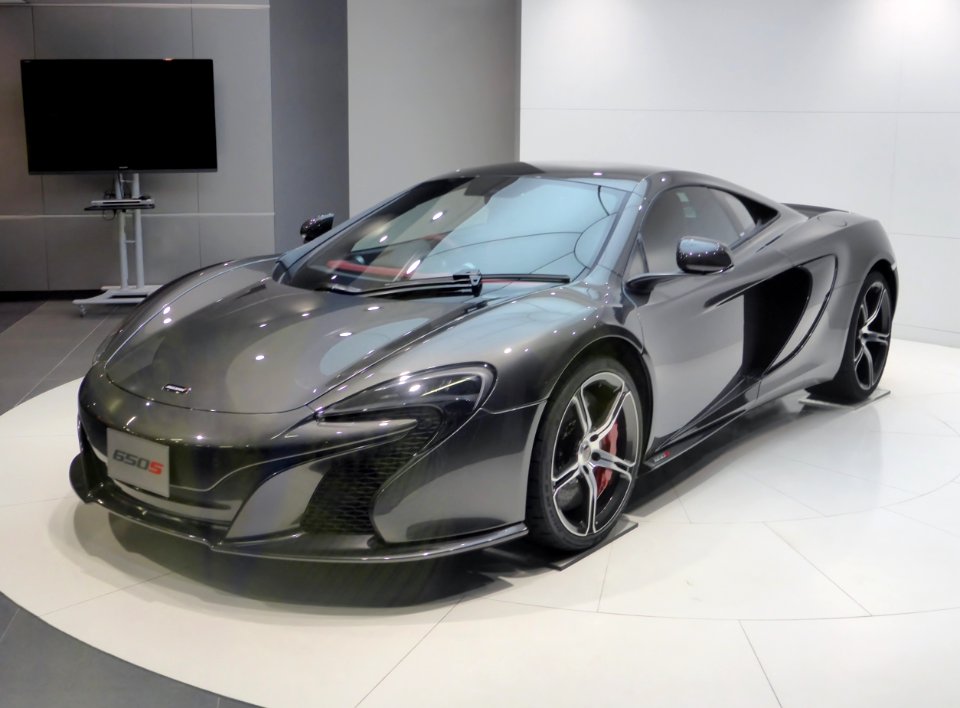 The frontview of McLaren 650S