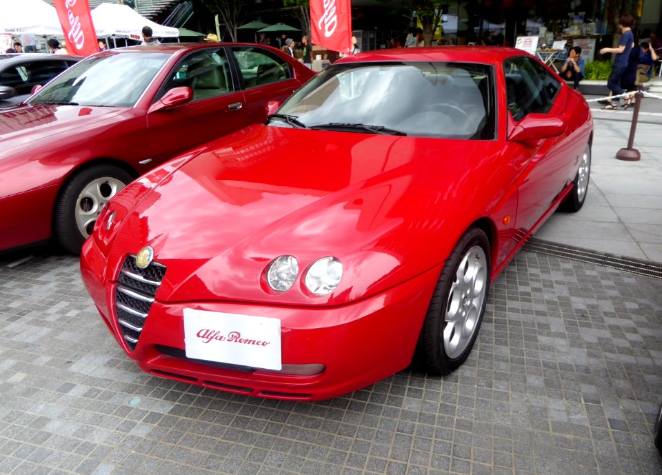 The frontview of Alfa Romeo GTV 2.0 TWIN SPARK