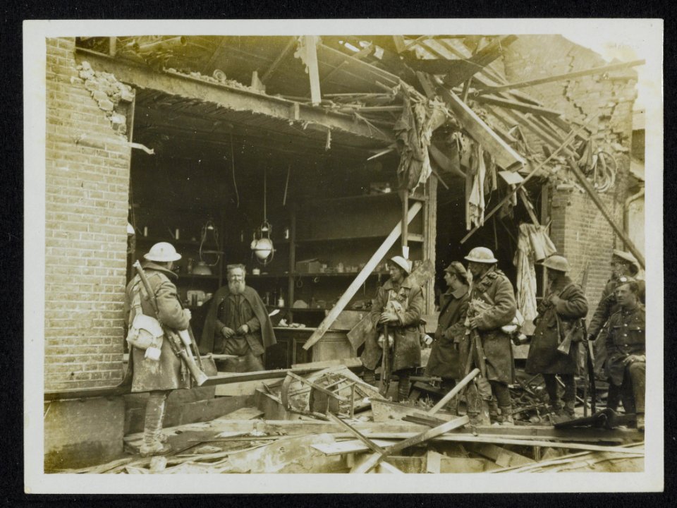 The German offensive. A pathetic scene in a war stricken area. Although his shop, Bestanddeelnr 158-1194