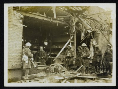 The German offensive. A pathetic scene in a war stricken area. Although his shop, Bestanddeelnr 158-1194
