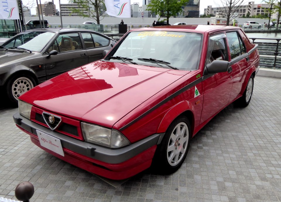 The frontview of Alfa Romeo 75 TWIN SPARK