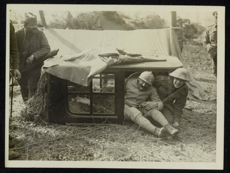 The German offensive. A British and French soldier bivouaced under the top of a , Bestanddeelnr 158-1201
