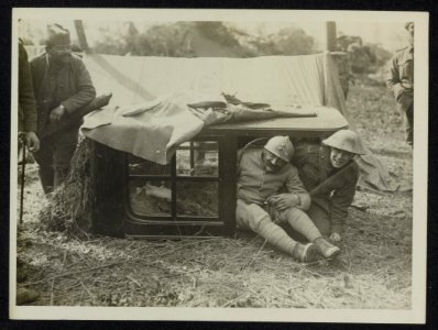 The German offensive. A British and French soldier bivouaced under the top of a , Bestanddeelnr 158-1201