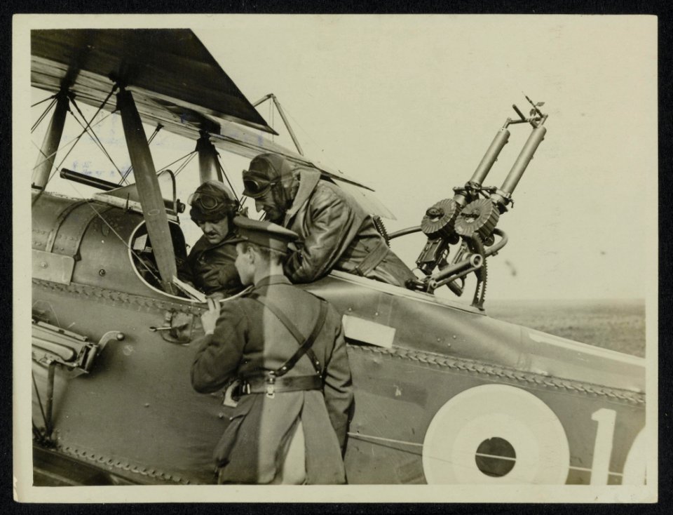 The German Offensive. Pilots bringing in their reports as to the position of the, Bestanddeelnr 158-0730